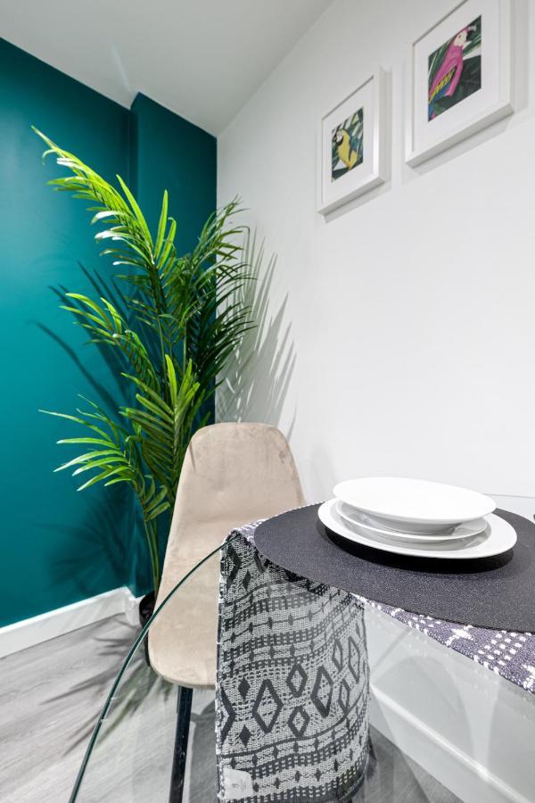 Cosy Modern Apt In Heart Of Stockport - Sleeps 4 Apartment Екстериор снимка